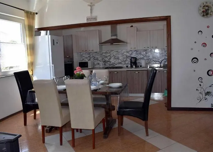 Spacious With Pool,