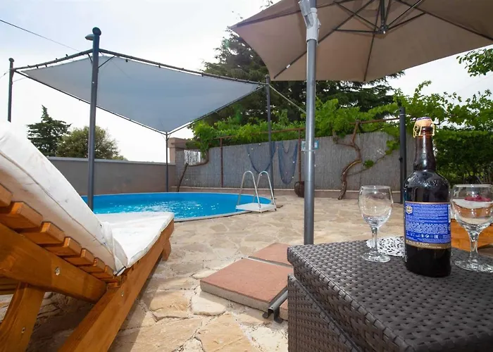 Spacious With Pool, Apartman Pakoštane