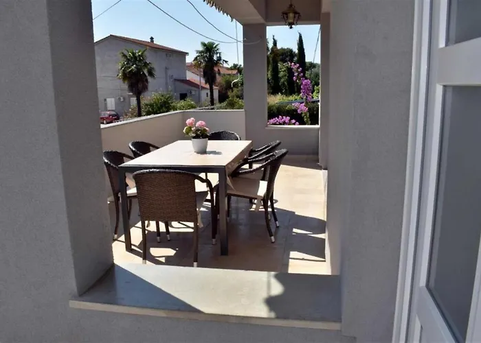 Spacious With Pool, Пакоштане