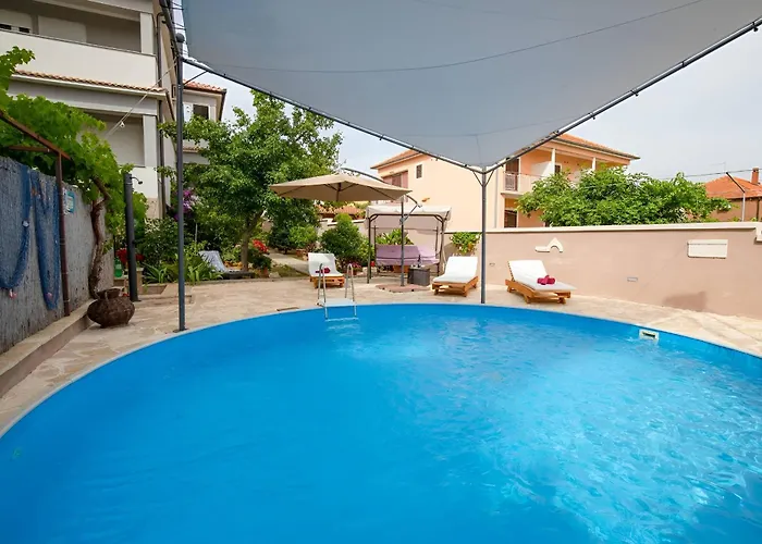 Spacious With Pool,