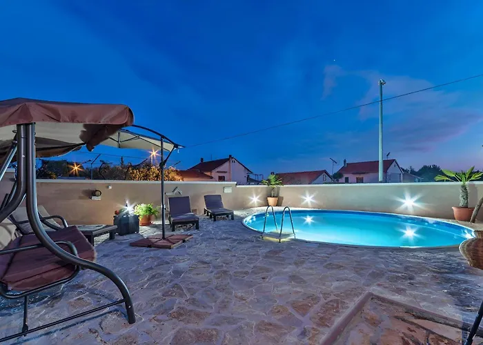 Spacious With Pool, باكوشتاني